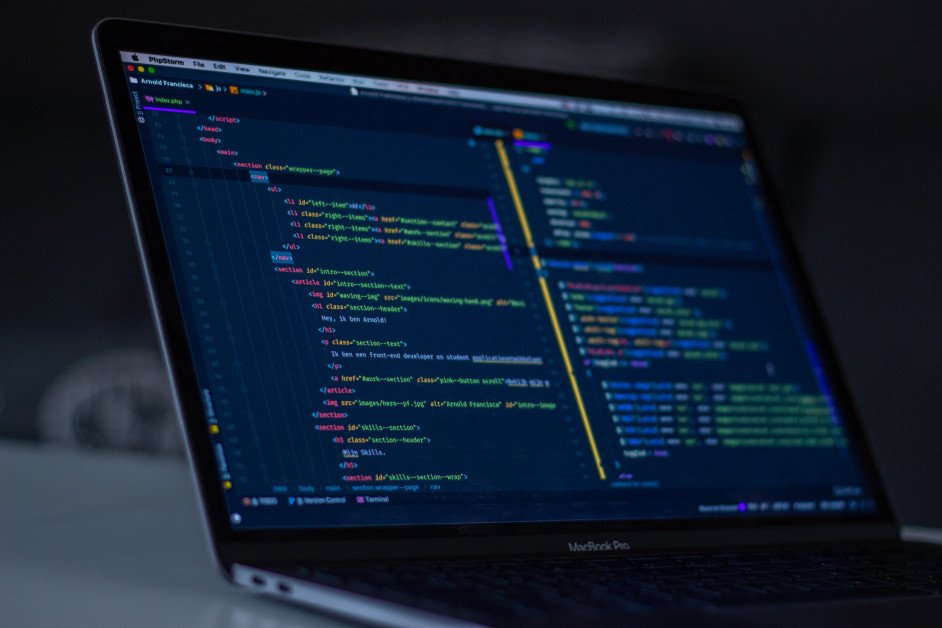 arnold-francisca-f77Bh3inUpE-unsplash-3 10 个最佳 AI 代码生成器(2023 年 11 月)